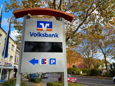 Viersen, Almanya - 9 Ekim. 2020: Küçük bir köyde izole edilmiş bir Alman Volksbank şubesine ait işaret