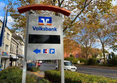 Viersen, Almanya - 9 Ekim. 2020: Küçük bir köyde izole edilmiş bir Alman Volksbank şubesine ait işaret