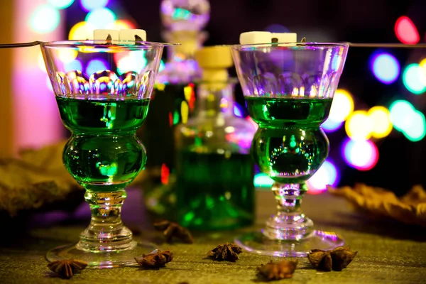 Pohled Alkoholické Brýle Láhev Zeleným Absint Nápojem Barevné Pulzující Světlé — Stock fotografie