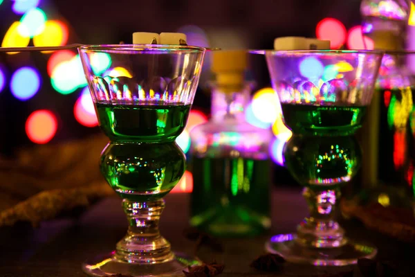 Widok Kieliszki Alkoholowe Butelkę Zielonym Napojem Absyntowym Kolorowe Żywe Jasne — Zdjęcie stockowe