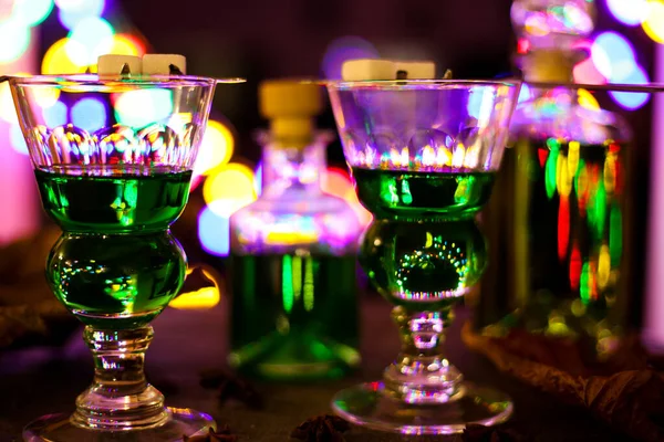 Ver Vasos Alcohol Botella Con Absenta Verde Bebida Colorido Vibrante — Foto de Stock