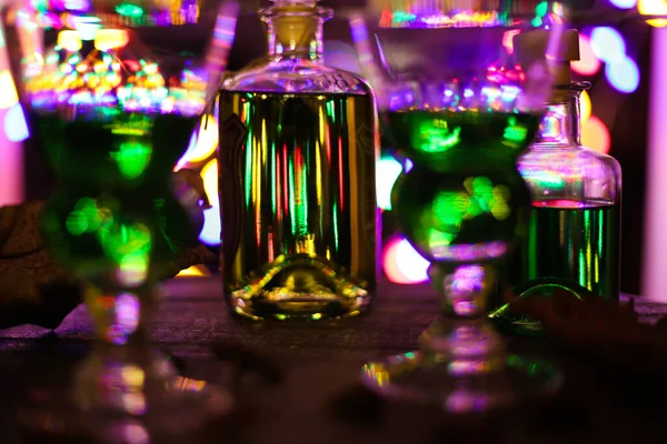 Vue Sur Verres Alcool Bouteille Avec Boisson Verte Absinthe Fond — Photo