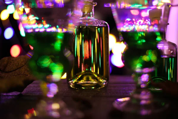 Vue Sur Verres Alcool Bouteille Avec Boisson Verte Absinthe Fond — Photo