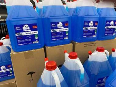 Viersen, Almanya - Kasım 2020: Alman süpermarketindeki arabalar için antifriz koruma kutularıyla istiflenmiş yığınlara bakın