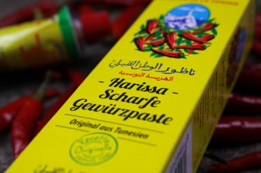Viersen, Almanya - 9 Ekim. 2020: Kırmızı biberli sarı paket tunisyen harissa baharat tüpüne bakın