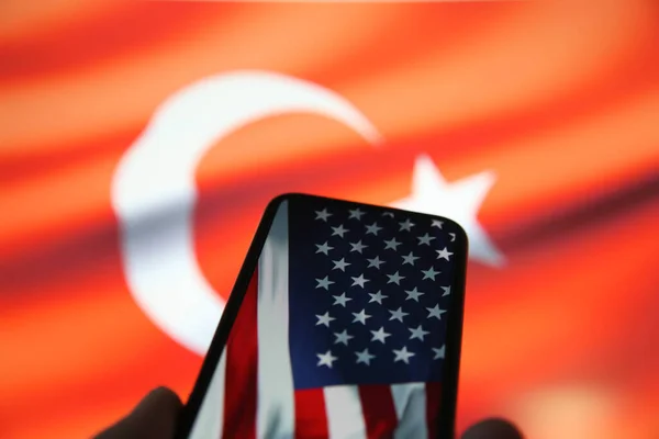 Biz Amerikan Bayrağıyla Cep Telefonu Görüntüsünün Kapanışı Türk Bayrağı Bulanık — Stok fotoğraf