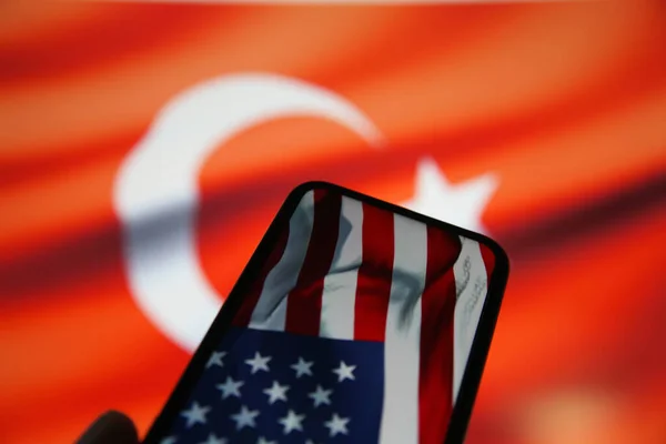 Närbild Mobiltelefon Display Med Oss Amerikansk Flagga Turkisk Suddig Banner — Stockfoto