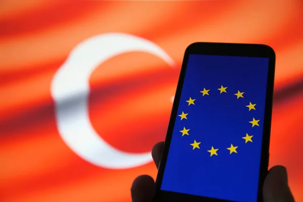 Zbliżenie Wyświetlacza Telefonu Komórkowego Flagą Europejską Tureckie Rozmazane Tło Banera — Zdjęcie stockowe