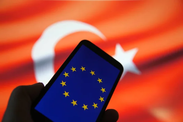 Zbliżenie Wyświetlacza Telefonu Komórkowego Flagą Europejską Tureckie Rozmazane Tło Banera — Zdjęcie stockowe