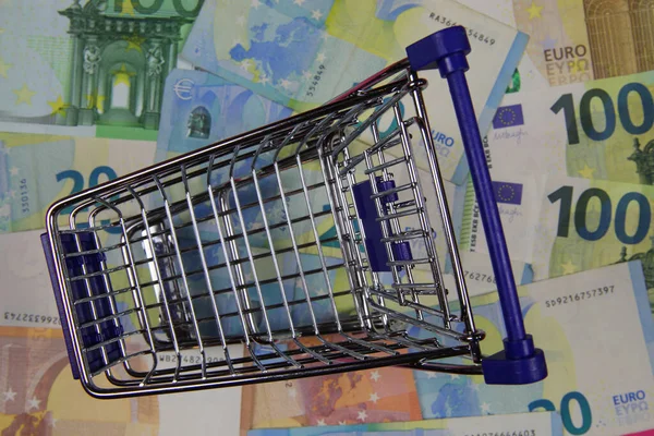 Ovanifrån Tom Kundvagn Modell Med Euro Pengar Papper Valuta Bakgrund — Stockfoto