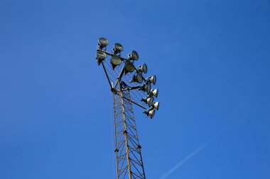 Mavi gökyüzüne karşı projektörlü direkte alçak melek manzarası