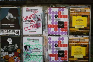Neuss, Almanya - 7 Kasım. 2020: Yerel etkinlikler, etkinlikler ve konserler için poster ilanlarıyla kirli eski reklam panolarına bakın