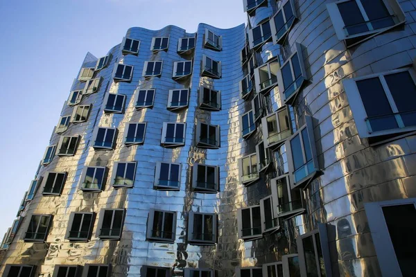 德国杜塞尔多夫 Medienhafen 11月7日 2020年 Gehry住宅的景观 带有银色闪亮的未来派金属铝立面 有办公室 — 图库照片