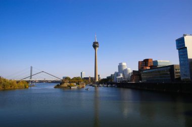 Düsseldorf (Medienhafen), Almanya - 7 Kasım. 2020: Televizyon kulesinde nehrin üzerinden bakın, modern fütüristik mimari tasarımı olan binalar