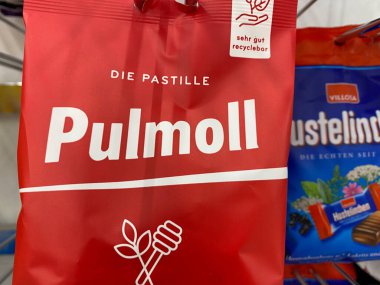 Viersen, Almanya - 9 Kasım. 2020: İzole edilmiş kırmızı Pulmoll öksürük şekeri paketini Alman süpermarketinin rafında görmek