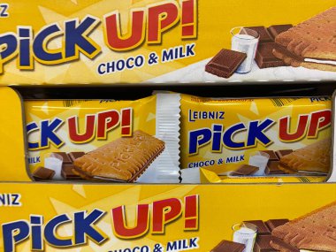 Viersen, Almanya - 9 Kasım. 2020: izole edilmiş görüntüyü al! Alman süpermarketinin rafında çikolatalı kurabiye paketleri