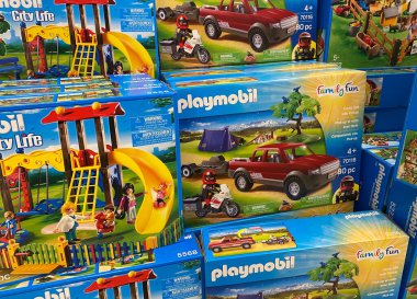 Viersen, Almanya - 9 Kasım. 2020: Alman süpermarketinde izole edilmiş oyuncak kutularına bak