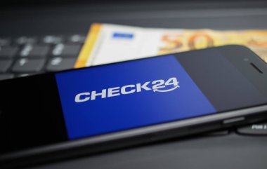 Viersen, Almanya - 9 Nisan. 2020: Cep telefonu ekranının, klavyede Check24 karşılaştırma portalının logosu olan kapatılması, 50 Euro para arkaplanı