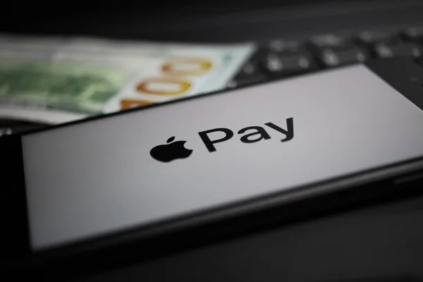 Viersen, Almanya - 9 Nisan. 2020: Cep telefonu ekranının üzerinde Apple Pay ödeme sağlayıcısının logosu olan kapatılması bize dolar para geçmişini bulanıklaştırdı