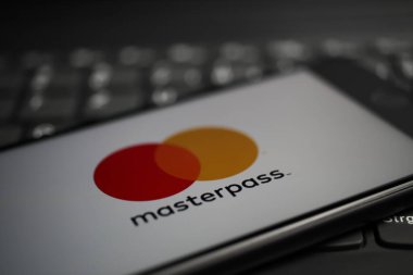 Viersen, Almanya - 9 Nisan. 2020: Cep telefonu ekranını Masterpass ödeme sağlayıcısının logosuyla birlikte bilgisayar klavyesinde kapat (R harfine odaklan)