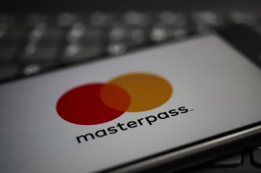Viersen, Almanya - 9 Nisan. 2020: Cep telefonu ekranını Masterpass ödeme sağlayıcısının logosuyla birlikte bilgisayar klavyesinde kapat (R harfine odaklan)