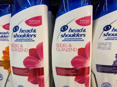 Viersen, Almanya - 9 Mayıs. 2020: Alman süpermarketinin rafında kafa ve omuz şampuanının yakın çekimi