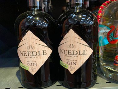 Viersen, Almanya - 9 Mayıs. 2020: Şişelere yakın Kara Orman iğnesi Alman süpermarketinin rafında kuru cin