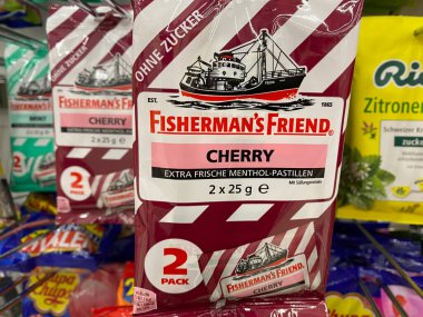 Viersen, Almanya - 9 Mayıs. 2020: Balıkçı 'nın arkadaşı vişne şekerlemelerini Alman süpermarketlerinin raflarında kapatıyoruz