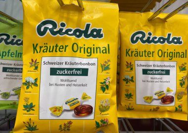 Viersen, Almanya - 9 Mayıs. 2020: İsviçreli Ricola bitkisinin kapağı Alman süpermarketlerinin raflarında şeker paketleri