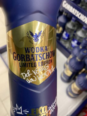 Viersen, Almanya - 9 Mayıs. 2020: Alman süpermarketinin rafındaki Wodka Gorbatschow mavi baskısına yakınlaş
