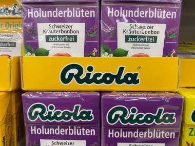 Viersen, Almanya - 9 Mayıs. 2020: İsviçreli Ricola bitkisinin kapağı Alman süpermarketlerinin raflarında şeker paketleri