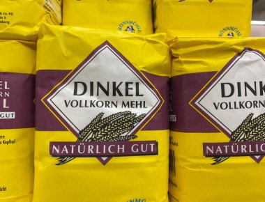 Viersen, Almanya - 9 Mayıs. 2020: Alman süpermarketlerinin raflarında bulunan bütün hecelenmiş un paketlerini kapat (sağdaki pakete odaklan)