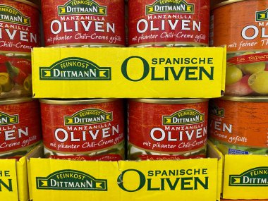 Viersen, Almanya - 9 Mayıs. 2020: Ditmann lezzetlerinin kapanışı Alman süpermarketinin rafındaki İspanyol zeytinlikleri