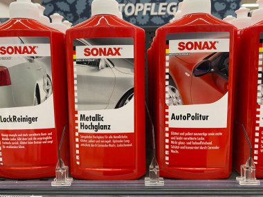 Viersen, Almanya - 9 Kasım. 2020: Sonax araba bakım cilası kutularını kapatın Alman mağazasının rafında.