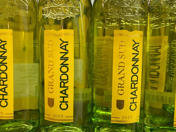 Viersen Duitsland Mei 2020 Sluiten Van Flessen Chardonnay Wijn Plank — Stockfoto