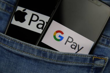 Viersen, Almanya - 9 Mayıs. 2020: Ödeme sağlayıcısı Google ve Apple 'ın kot cebinde logo yazan iki izole cep telefonunu kapat