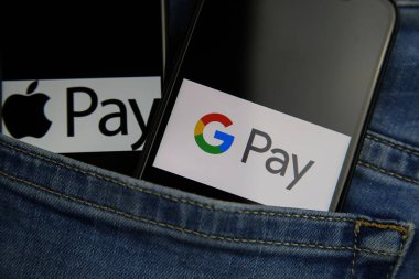Viersen, Almanya - 9 Mayıs. 2020: Ödeme sağlayıcısı Google ve Apple 'ın kot cebinde logo yazan iki izole cep telefonunu kapat