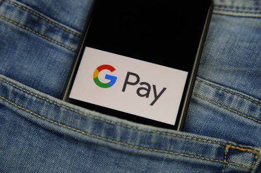 Viersen, Almanya - 9 Mayıs. 2020: Kotların cebinde ödeme sağlayıcısı Google ödeme logosu bulunan izole edilmiş cep telefonunun kapat (P harfine odaklan)