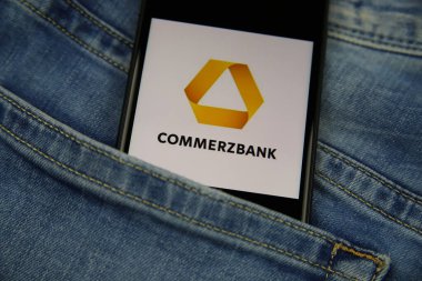 Viersen, Almanya - 9 Kasım. 2020: Commerzbank logosu kot pantolon cebinde olan izole edilmiş cep telefonunu kapat