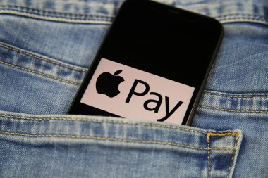 Viersen, Almanya - 9 Kasım. 2020: Ödeme sağlayıcısı Apple ödemeli logosu kot pantolon cebinde olan izole edilmiş cep telefonunu kapat