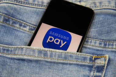 Viersen, Almanya - 9 Mayıs. 2020: Ödeme sağlayıcısı Samsung ile izole edilmiş cep telefonunun kapatılması kotların cebinde paralı logo harfleri (merkeze odaklan)