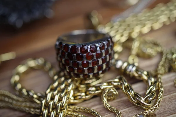 Zavřít Izolované Skupiny Zlato Drahocenné Šperky Řetězy Náramky Stříbrným Rubínem — Stock fotografie