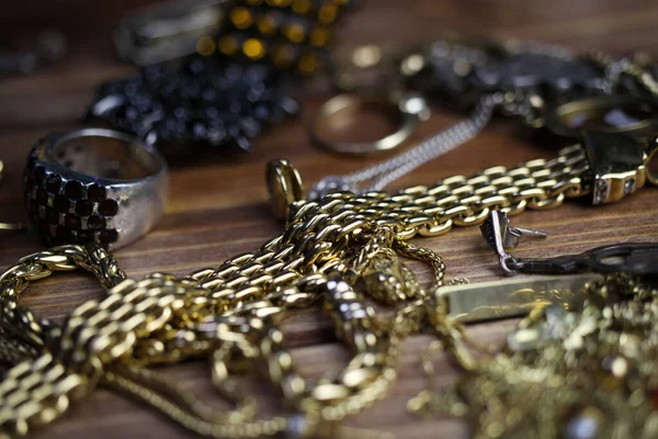 Zavřít Izolované Skupiny Zlato Drahocenné Šperky Řetězy Náramky Dřevěném Stole — Stock fotografie