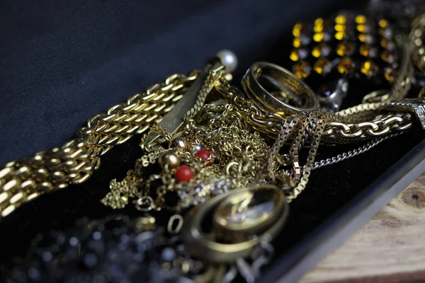 Detailní Záběr Izolované Šperkovnice Zlatými Stříbrnými Šperky Dřevěném Stole — Stock fotografie
