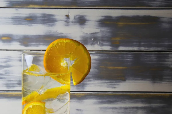 Primer Plano Copa Cóctel Aislada Con Rodajas Fruta Naranja Gin — Foto de Stock