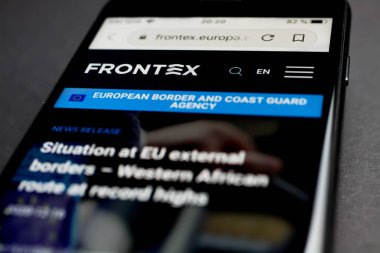 Viersen, Almanya - Aralık 29.2020: Frontex Avrupa sınırı ve Sahil Güvenlik Ajansı web sitesi ile cep telefonu ekranının kapatılması (Frontex 'te E üzerine seçici odaklanma)