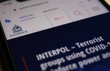 Viersen, Almanya - Aralık 29.2020: Frontex Avrupa sınırı ve Sahil Güvenlik Ajansı web sitesi ile cep telefonu ekranının kapatılması (Frontex 'te E üzerine seçici odaklanma)