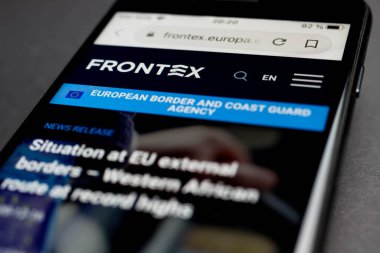 Viersen, Almanya - Aralık 29.2020: Frontex Avrupa sınırı ve Sahil Güvenlik Ajansı web sitesi ile cep telefonu ekranının kapatılması (Frontex 'te E üzerine seçici odaklanma)