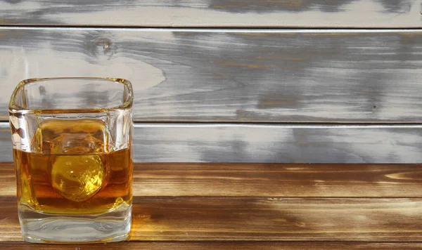 Bir Izole Viski Bardağını Buz Küpü Ahşap Kaplama Arka Planı — Stok fotoğraf