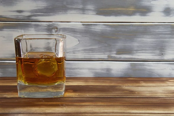 Primer Plano Vaso Whisky Aislado Con Cubo Hielo Tablones Madera —  Fotos de Stock